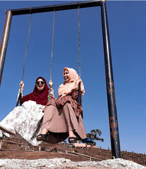Wajah di Cermin Retak