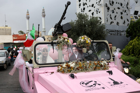 Foto: Nikah Massal Digelar di Iran, Diarak Pakai Kendaraan Militer