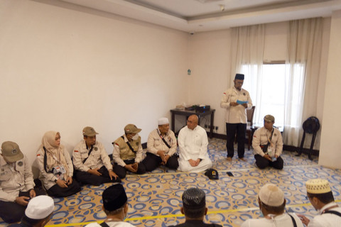 Andre Rosiade Temui Jemaah Haji Kloter Padang, Bagikan Uang Riyal, Kue, dan Jus