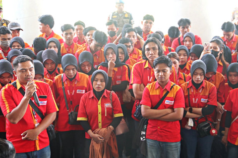 Karyawan Minimarket di Lombok Tengah Demo Bupati Usai 18 Gerai Ditutup