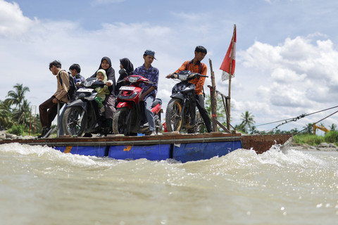 Foto: Jembatan Putus, Rakit Darurat Jadi Transportasi Warga Padang Pariaman