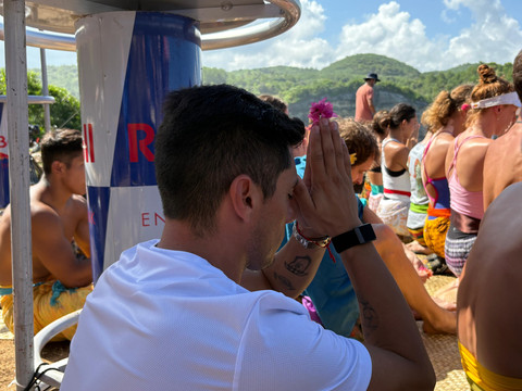 Momen Atlet Red Bull Cliff Diving Jalani Upacara Matur Piuning Jelang Kompetisi