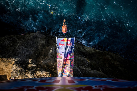 Harmoni Tri Loka Warnai Platform Red Bull Cliff Diving Bali 2026