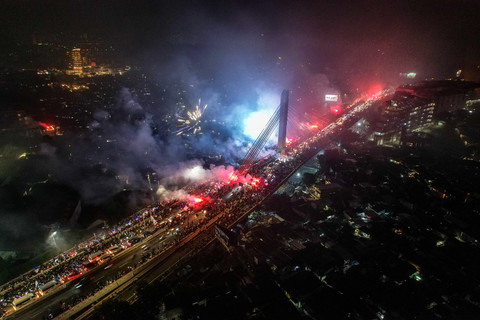 Foto: Bobotoh Tumpah Ruah Rayakan Persib Juara di Bandung