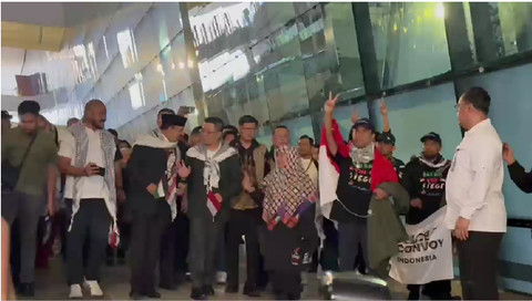 9 WNI yang Ditangkap Israel Akhirnya Tiba di Indonesia, Disambut Menlu Sugiono