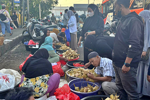 Tradisi Jelang Idul Adha: Ketika Ketupat Tetap Jadi Pilihan