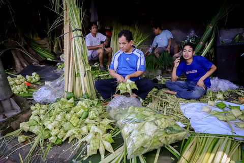 Foto: Jelang Idul Adha, Kulit Ketupat Mulai Diburu Warga