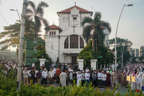 Foto: Tradisi Salat Idul Adha di Depan Gereja Koinonia
