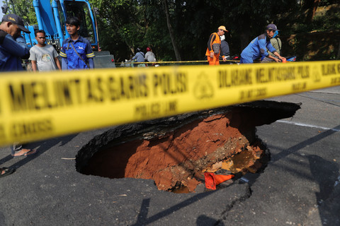 Foto: Jalan Amblas Picu Macet Panjang Hingga 2 Km di Lenteng Agung