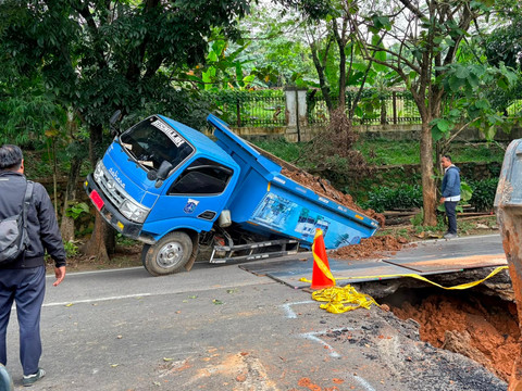 Dump Truck Terperosok ke Sinkhole, Jalan Raya Lenteng Agung Sempat Macet