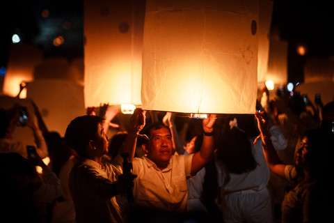 Foto: Malam Waisak dan Lautan Lampion di Borobudur