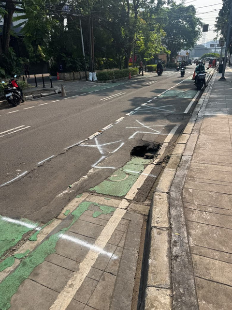 Warga Laporkan Jalan Amblas di Menteng, Kini Diperbaiki Petugas