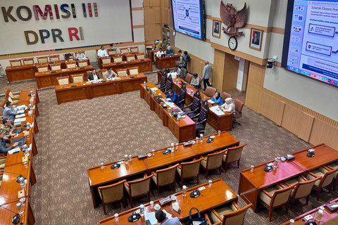 Komisi III DPR Gelar Rapat dengan Pemerintah Bahas DIM RUU Polri