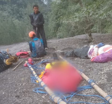 Mendaki Secara Ilegal di Gunung Semeru, Seorang Pendaki Jatuh ke Jurang