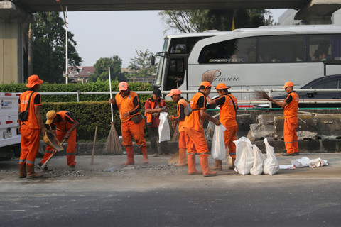 Foto: Perbaikan Pembatas TransJ yang Tertabrak Truk di Jalan MT Haryono