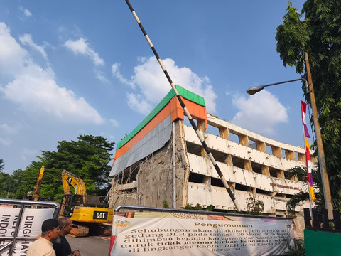 Petugas Damkar Jadi Korban Reruntuhan Gedung, DLH DKI Pastikan Kondisinya Stabil