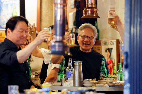 Populer: Kontainer Menumpuk di Tanjung Priok; Jensen Huang B