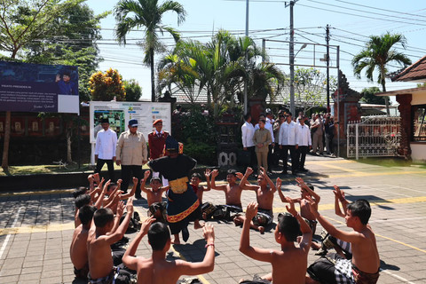 Siswa Sekolah Rakyat Bali Sambut Presiden Prabowo dengan Tar