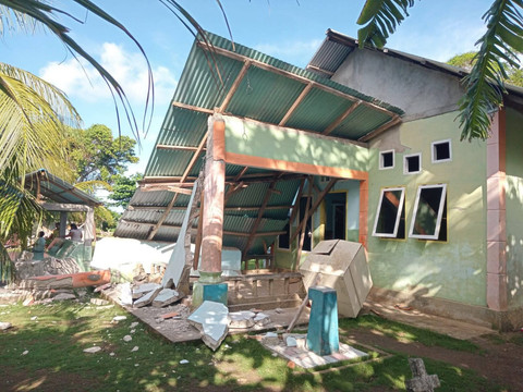 Rumah Warga di Sulut Ambruk Akibat Gempa 7,7 M yang Berpusat
