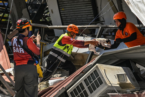 Foto: Gempa Besar Hantam Filipina, Korban Tewas Capai 35 Ora