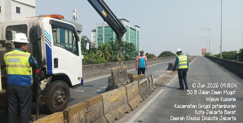 Truk Terguling di Daan Mogot Jakbar: Lalin Macet, Evakuasi M