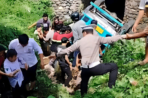 Angkot Bawa Rombongan Siswa SMP di Sulsel Terjun k