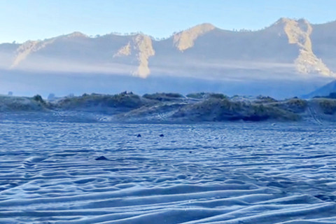 Kemunculan 'Salju' di Gunung Bromo dan Fenomena Mbediding di
