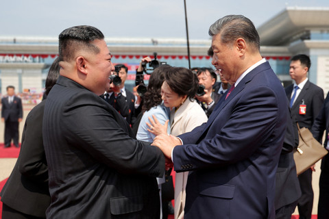 Foto: Kim Jong-un dan Istri Antar Kepulangan Xi Ji