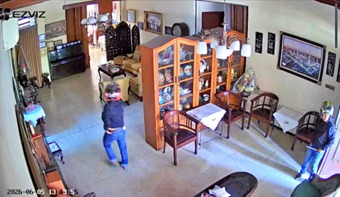 Pencuri Rumah Eks Walkot Surabaya Terekam CCTV: Pa
