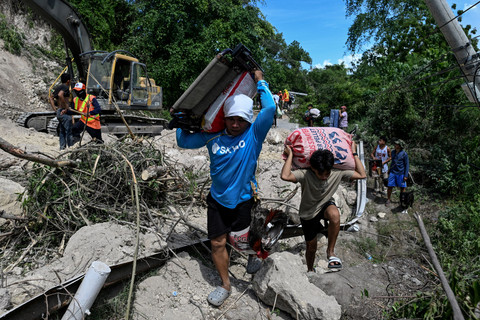Foto: Gempa Filipina Bikin Longsor, Warga Ngungsi ke Tempat 