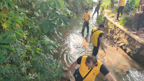Aksi Bersih-bersih Sungai Polsek Cisauk Sambut Hari Bhayangkara