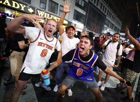 Foto: Kemenangan New York Knicks Berujung Ricuh di Times Squ