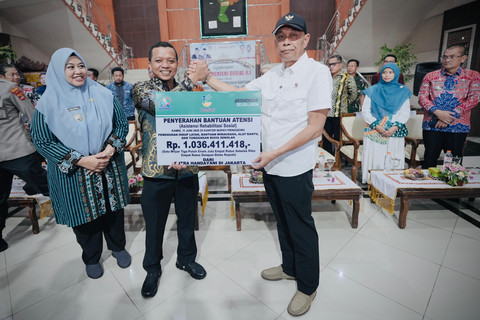 Wamensos Serahkan Bantuan ATENSI ke Warga Pringsewu Lampung