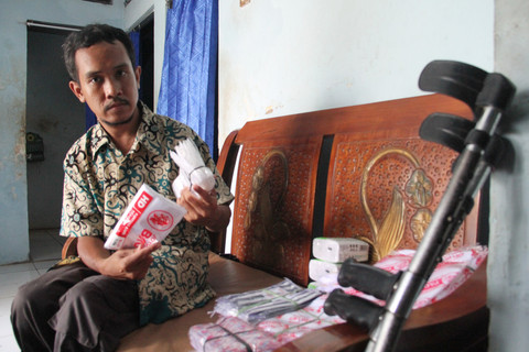 Kisah Abdul Muis, Disabilitas di Kudus Bertahan Hidup dari Jualan Plastik