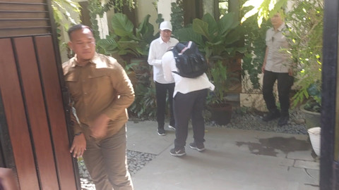 Berkemeja Putih dan Bawa Ransel, Didit Temui Jokowi di Solo
