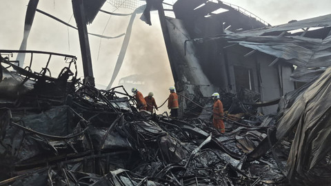 Update Kebakaran Pabrik Sendal di Tangerang: Proses Pendinginan