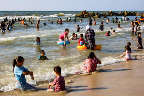 Foto: Hindari Cuaca Panas, Warga Palestina Penuhi Pantai Kota Gaza