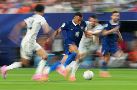 Foto: Mbappe Bikin Brace, Prancis Tekuk Irak & Lolos ke 32 Besar