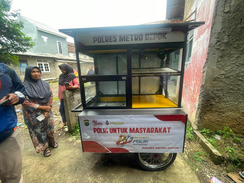 Kapolres Depok Beri Bantuan Novi, Bocah yang Ngamen Demi Biaya Sekolah
