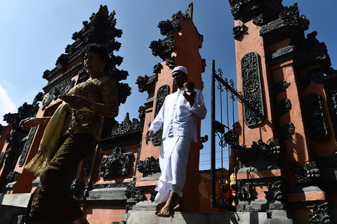Foto: Melihat Umat Hindu Rayakan Hari Raya Kuningan