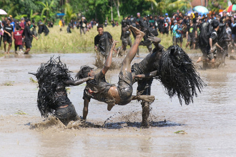 Foto: Warga Banyuwangi Berlumuran Lumpur saat Ritual Adat Kebo-keboan