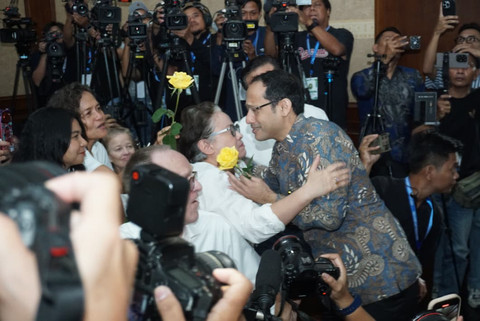 Foto: Mawar Kuning di Sidang Putusan Vonis Nadiem Makarim