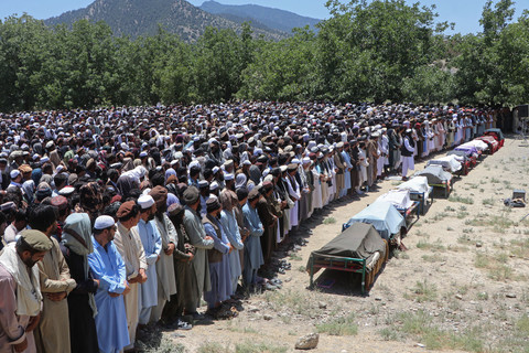 Foto: Warga Afghanistan Makamkan Korban Serangan Pakistan