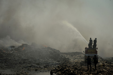 Terbakarnya TPA Jatiwaringin Tangerang