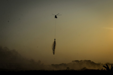 Foto: Helikopter Water Bombing Dikerahkan Jinakkan Kebakaran TPA Jatiwaringin