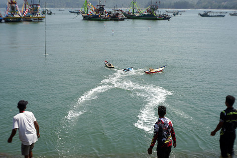 Foto: Berlomba Balap Perahu Kunting dan Miniatur di Perayaan Grebeg Suro