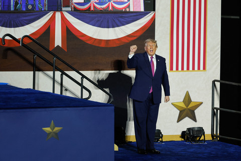Trump Tetap Pidato di Perayaan Kemerdekaan AS Meski Massa Dievakuasi