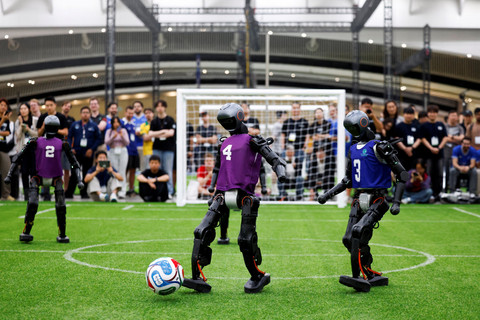 Foto: Aksi Robot Humanoid Tanding Sepak Bola di RoboCup Korea Selatan