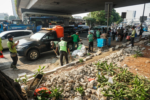 Foto: Pasukan Hijau Perbaiki Pagar yang Dicuri di Kampung Melayu