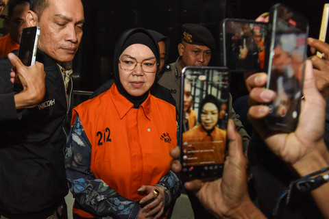 Foto: Pakai Rompi Oranye, Bupati Sukoharjo Etik Suryani Ditahan KPK